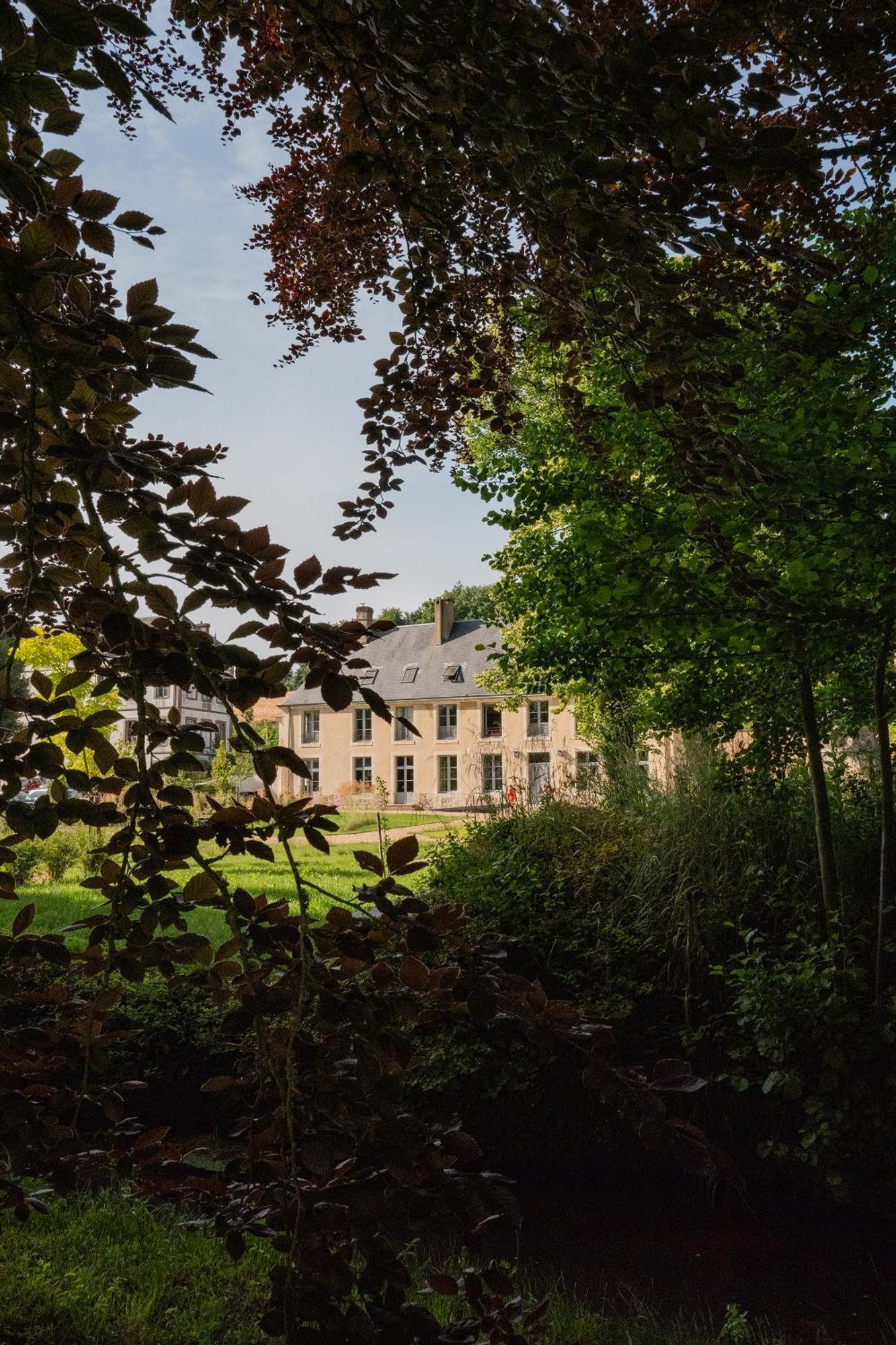 Hotel Les Pres Saint-Hilaire-le-Chatel Exterior photo